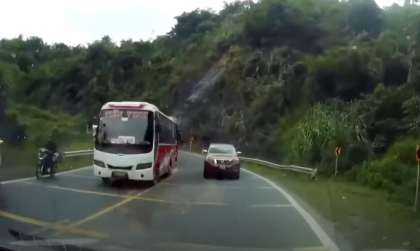 Clip TNGT: Đổ đèo như chỗ không người, Bán tải đối đầu trực diện với xe ngược chiều